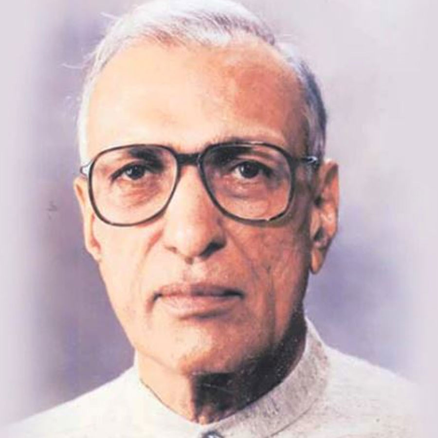 স্বামীর মৃত্যুর পর শকুন্তলা চণ্ডীগড়ের একটি সরকারি কলেজের হোস্টেলের ওয়ার্ডেন হন। হরিয়ানার তৎকালীন মুখ্যমন্ত্রী বনসিলালের মেয়ে সরোজ সিওয়াচ সেই কলেজে পড়াশোনা করতেন। তাঁর মাধ্যমে শকুন্তলা বনসিলালের সংস্পর্শে আসেন। মুখ্যমন্ত্রীর বদান্যতায় ১৯৭৫ সালের জানুয়ারিতে হরিয়ানা পাবলিক সার্ভিস কমিশনে সরাসরি যোগ দেন শকুন্তলা।