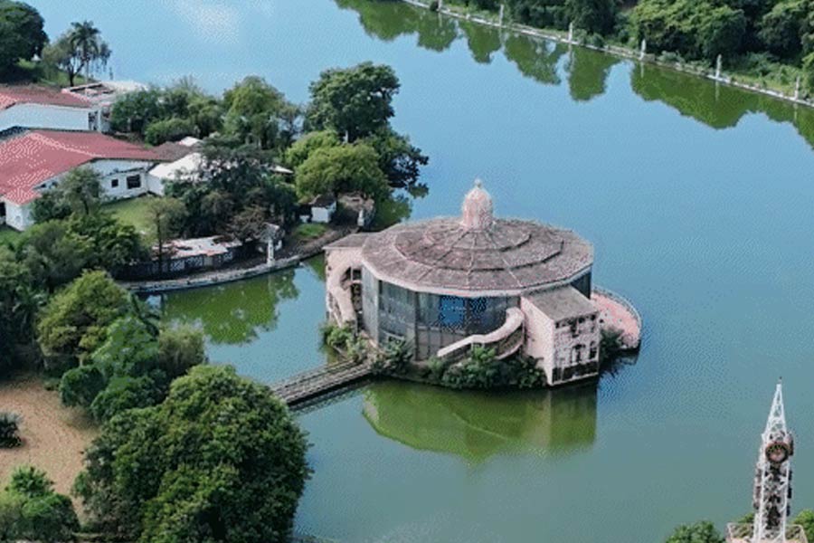 What is the current state of Subrata Roy’s Sahara city, situated in Lucknow