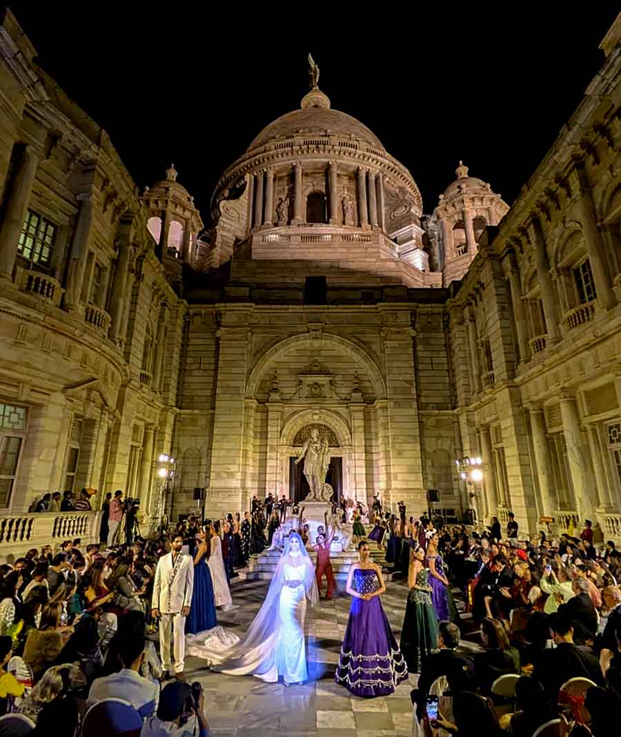 ফিরেনজের সান্ধ্য-আসর বসল ভিক্টোরিয়া মেমোরিয়ালের থামে মোড়া অন্দরে, খোলা আকাশের নীচে।