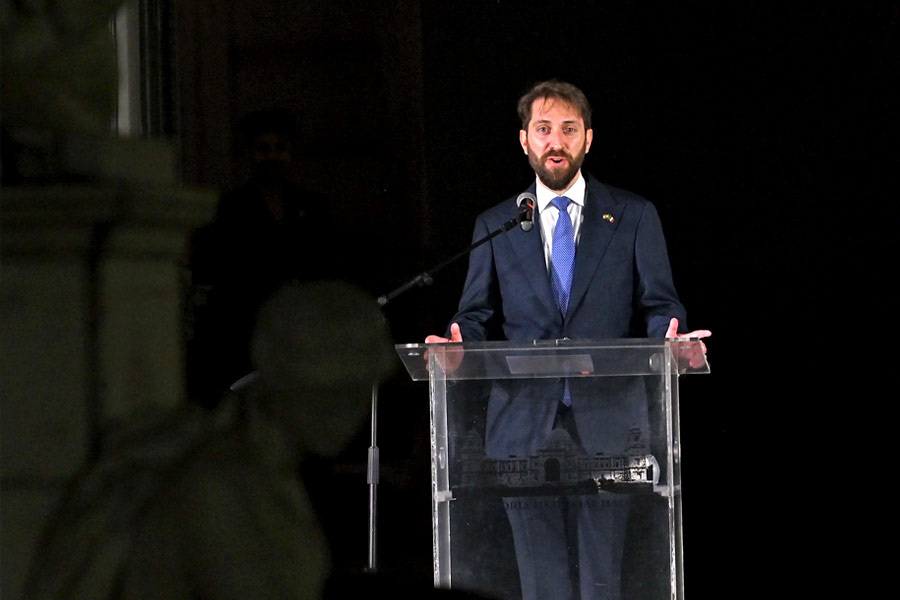 অনুষ্ঠানে বক্তৃতা করছেন কলকাতায় ইটালির দূতাবাসের কনসাল জেনারেল রিক্কার্দো দাল্লা কস্তা।