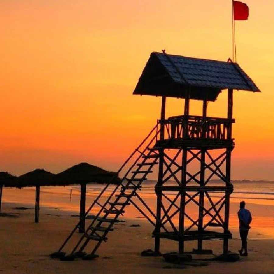 ঘোগরা সৈকত থেকে সূর্যাস্ত ভারি সুন্দর দেখায়।