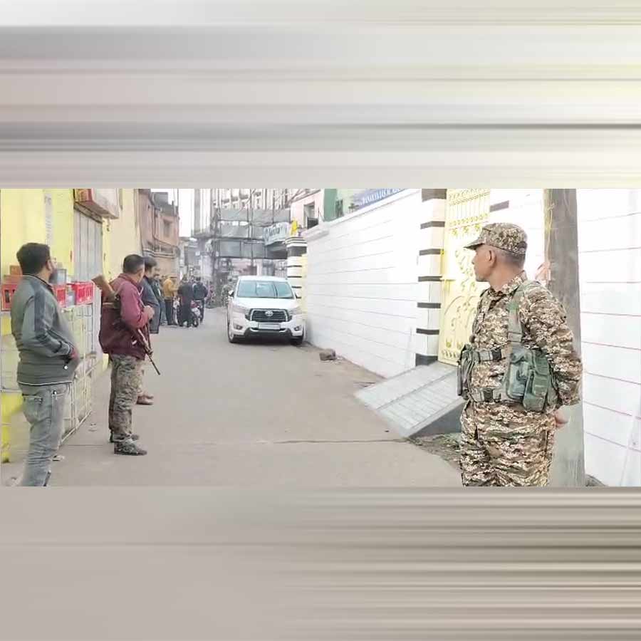 চলছে তল্লাশি অভিযান। বাইরে পাহারায় কেন্দ্রীয় বাহিনীর জওয়ানেরা। শুক্রবার সকালে আসানসোলে।