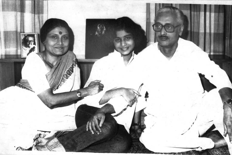 মা-বাবার সঙ্গে তরুণী শ্রমণা চক্রবর্তী।