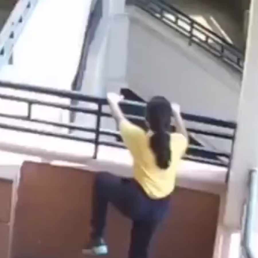 সিসিটিভি ফুটেজে ছাত্রীকে রেলিংয়ে উঠতে দেখা যাচ্ছে। ছবি: সংগৃহীত।