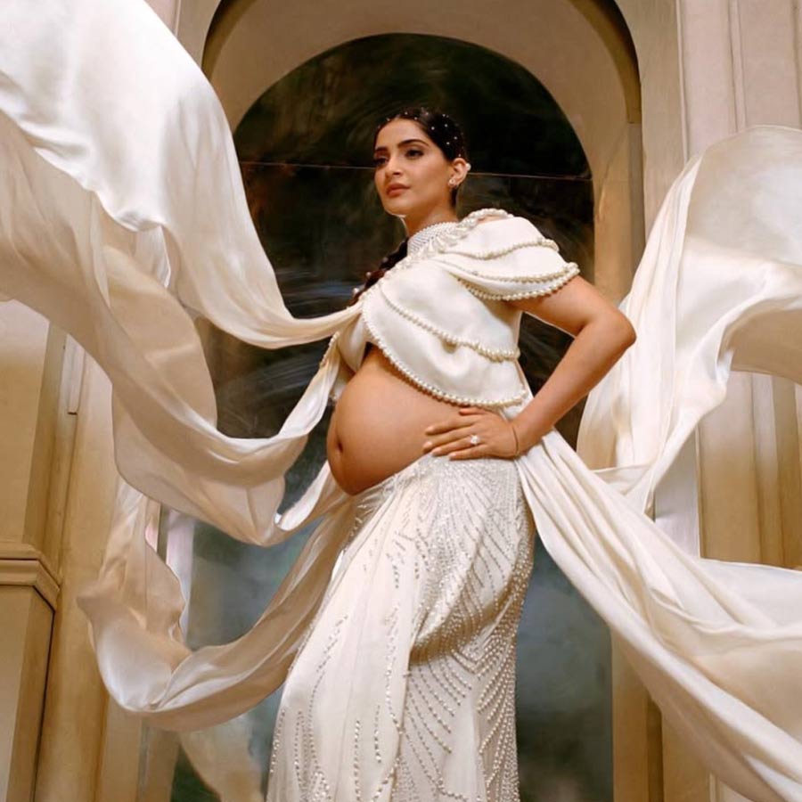 ৩৬ বছর বয়সে প্রথম বার অন্তঃসত্ত্বা হয়েছিলেন সোনম। 