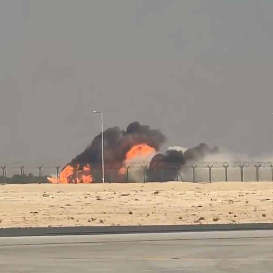 শুক্রবার দুবাইয়ে ‘এয়ার শো’ চলাকালীন ভেঙে পড়ল তেজস।