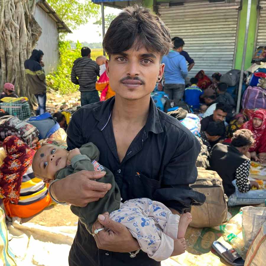 Swarupnagar, at Indo-Bangladesh border, witnesses unprecedented scenario due to SIR in Bengal, Infiltrators throng in scores outside BSF check post to flee back