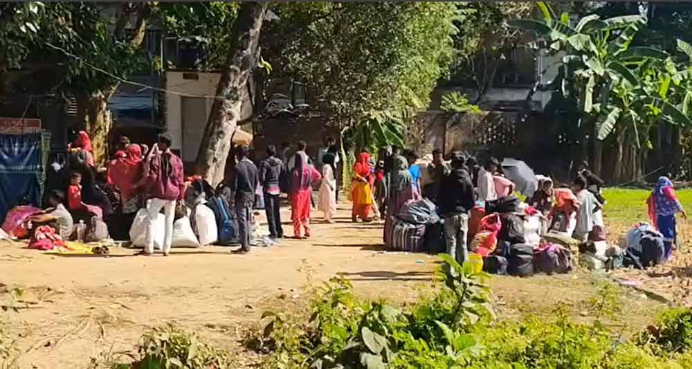 হাকিমপুর চেকপোস্টের ভিতরে ডাকা হয়েছে অনুপ্রবেশকারীদের। বাংলাদেশে পাঠানোর আগে নাম-ঠিকানা নথিবদ্ধ করা চলছে। 