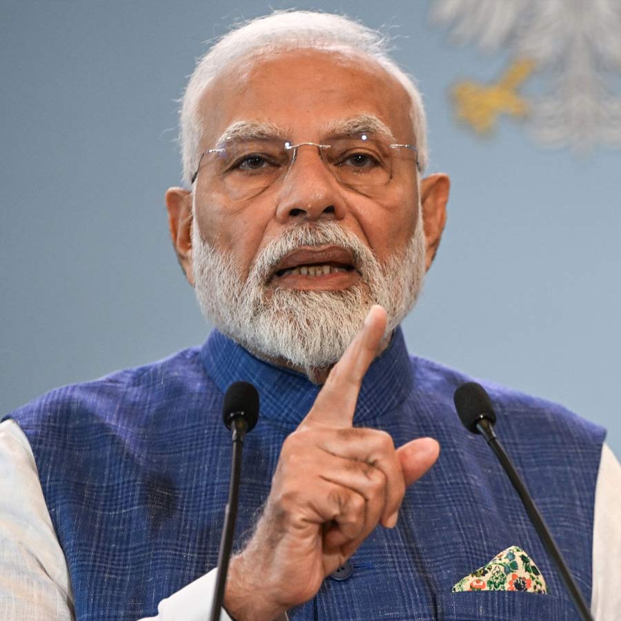 Russia offers fifth generation fighter jet SU-57 with Technology transfer, though US sanctions are major concern for India 