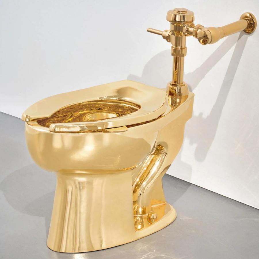 আসলে এটি একটি শিল্পকলা। শিল্পী ইতালির মওরিজ়িও ক্যাটেলান। 