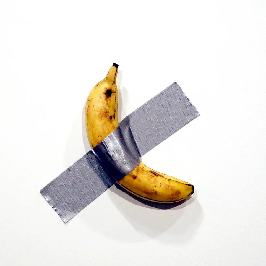 মওরিজ়িও চমকে দিয়েছিলেন দেওয়ালে সেলোটেপে কলা এঁটে দিয়ে। সেটিই ছিল তাঁর শিল্প।