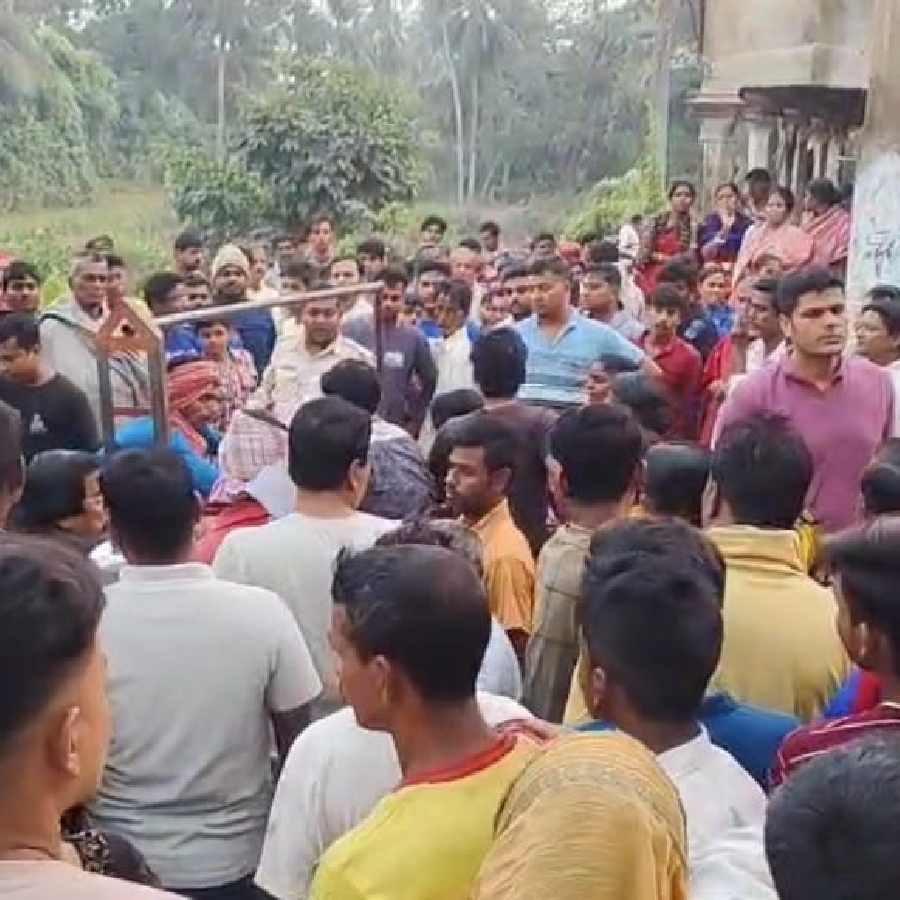 Parts of old house collapsed in Howrah Jagatballavpur