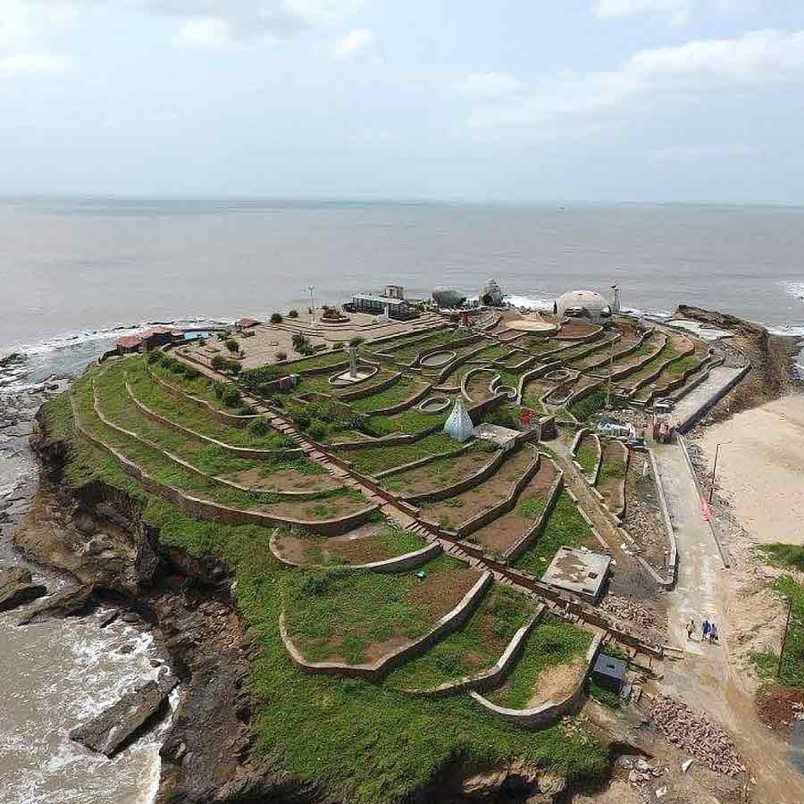 আইএনএস খুকরির রেপ্লিকা রয়েছে, রয়েছে সাজানো উদ্যান।