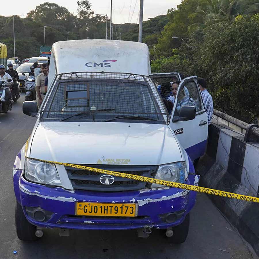 Police officer, cash van in-charge held in Bengaluru\\\\\\\\\\\\\\\'s money heist case