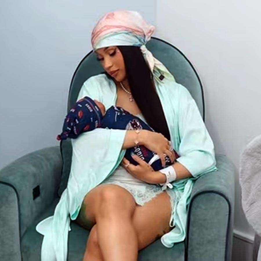 ছেলের সঙ্গে কার্ডি বি।