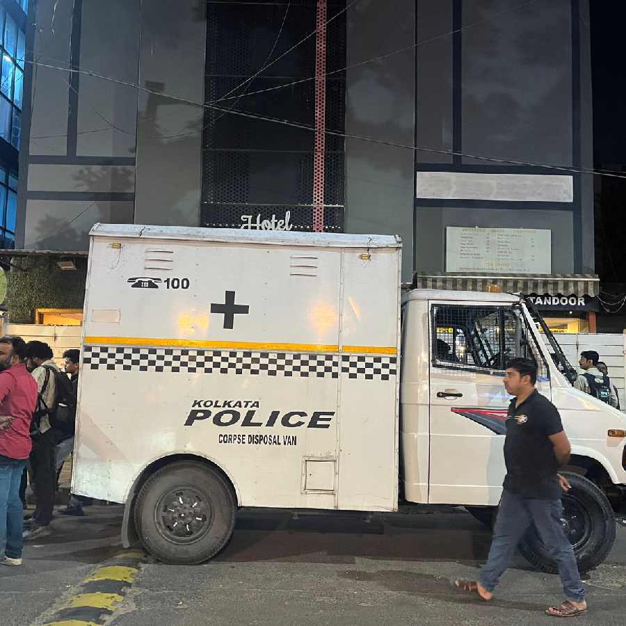 কসবার ওই হোটেলের সামনে পুলিশের ভ্যান।