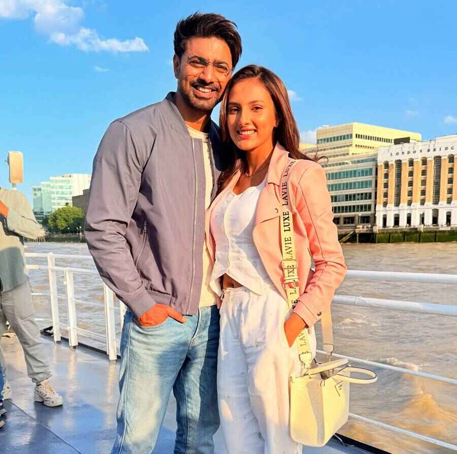 একফ্রেমে দেব আর জ্যোতির্ময়ী।