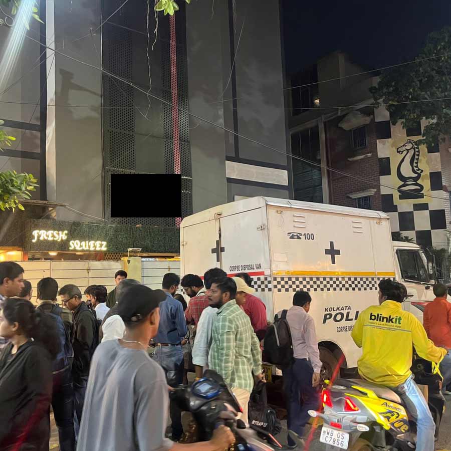 কসবার এই হোটেল থেকেই উদ্ধার যুবকের দেহ।