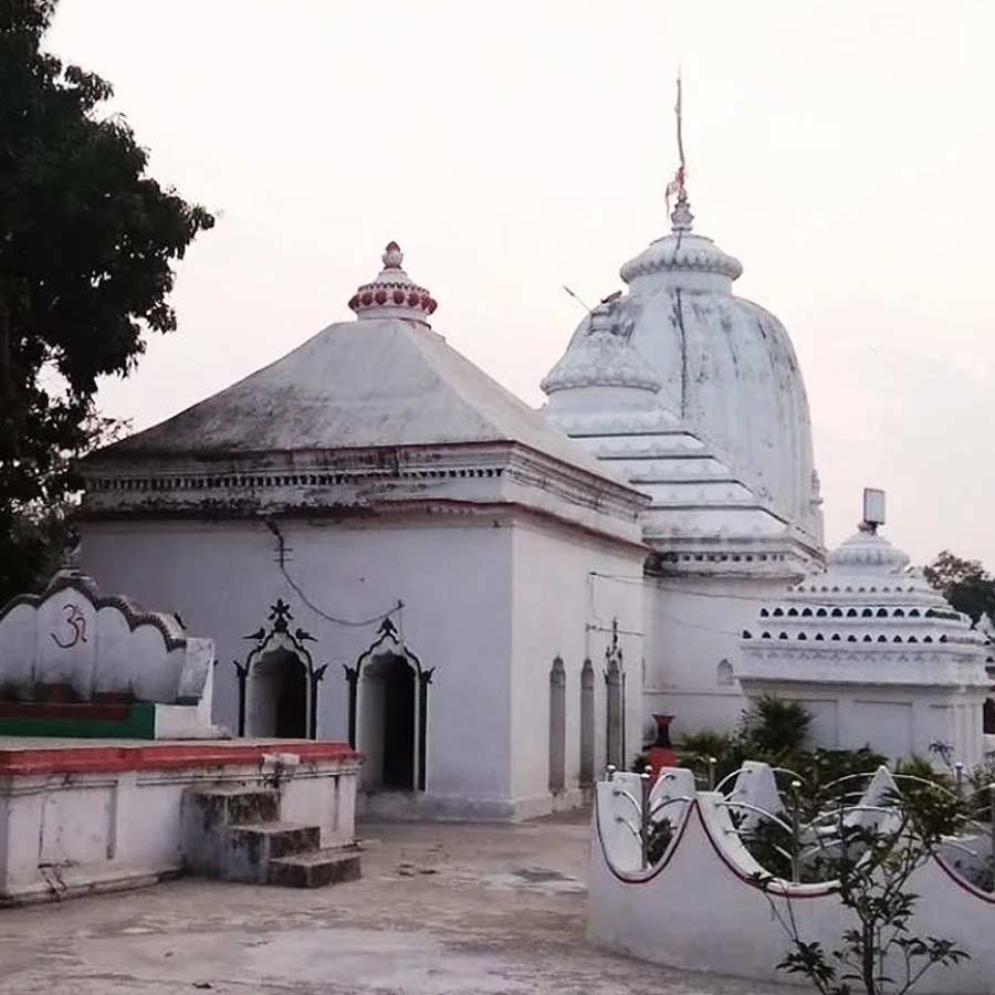 দেওগড়ে অরণ্যঘেরা প্রান্তরে রয়েছে জগন্নাথ মন্দির।  