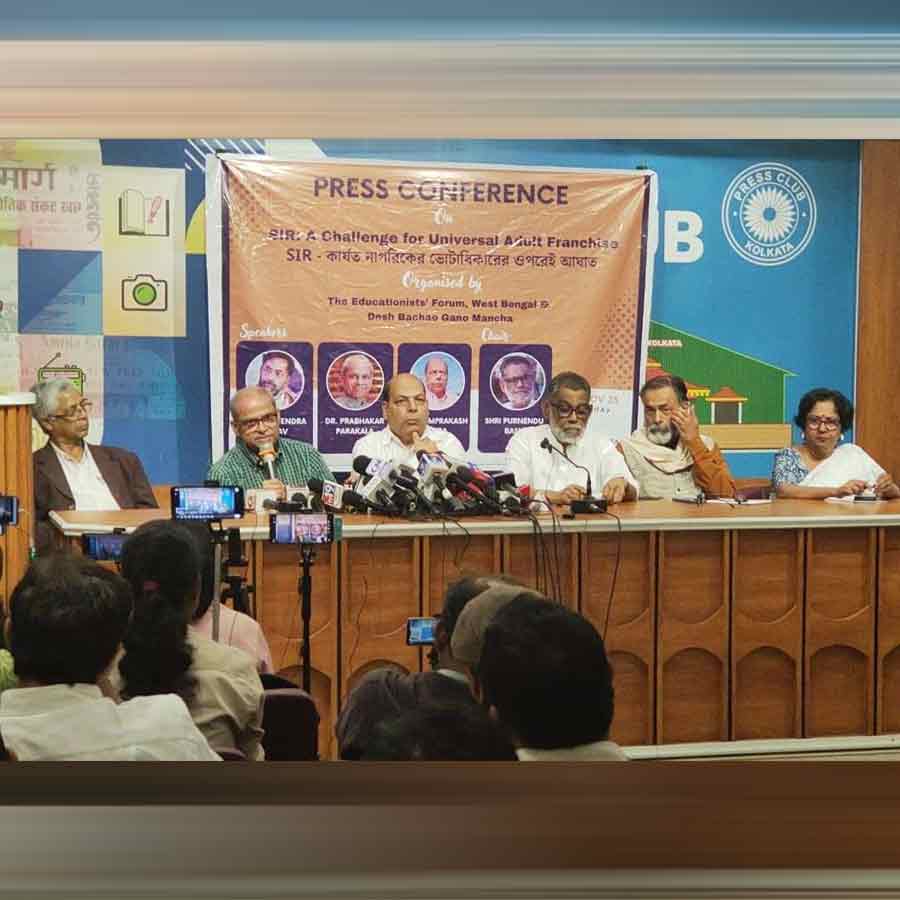 Amid the controversy over the SIR of the voter list, Yogendra Yadav and Parakala Prabhakar once again raised their voices on the issue