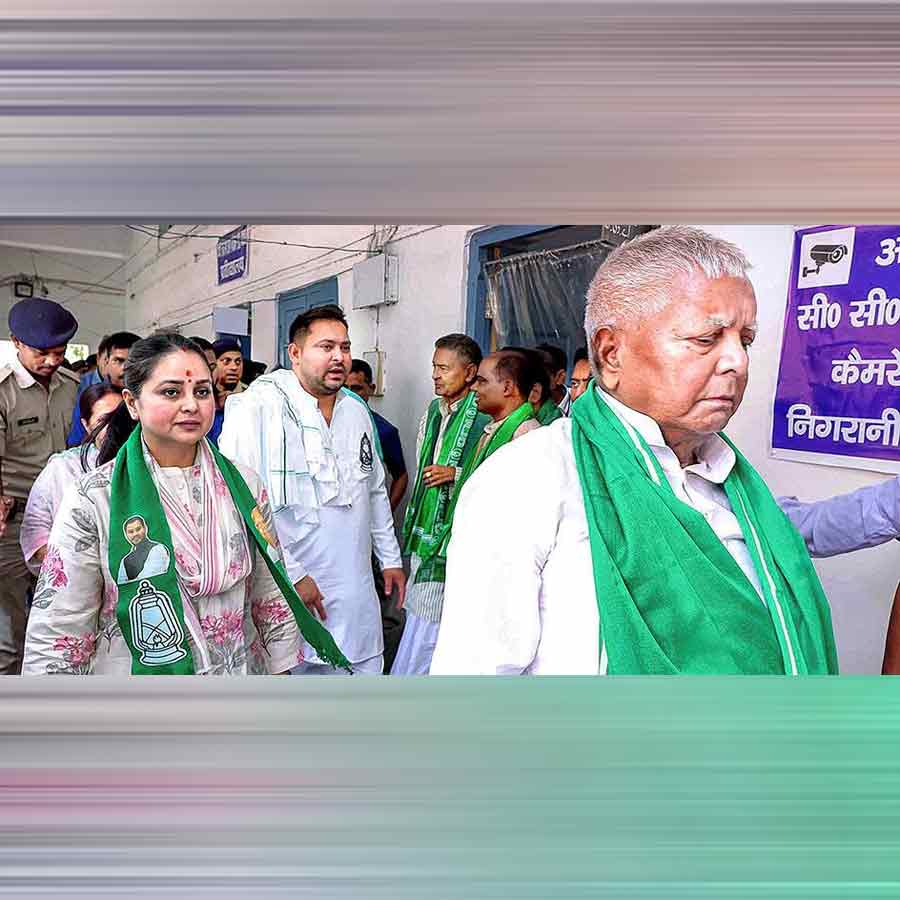 সুখস্মৃতি: বাবা ও ভাইয়ের সঙ্গে লালু-কন্যা রোহিণী 