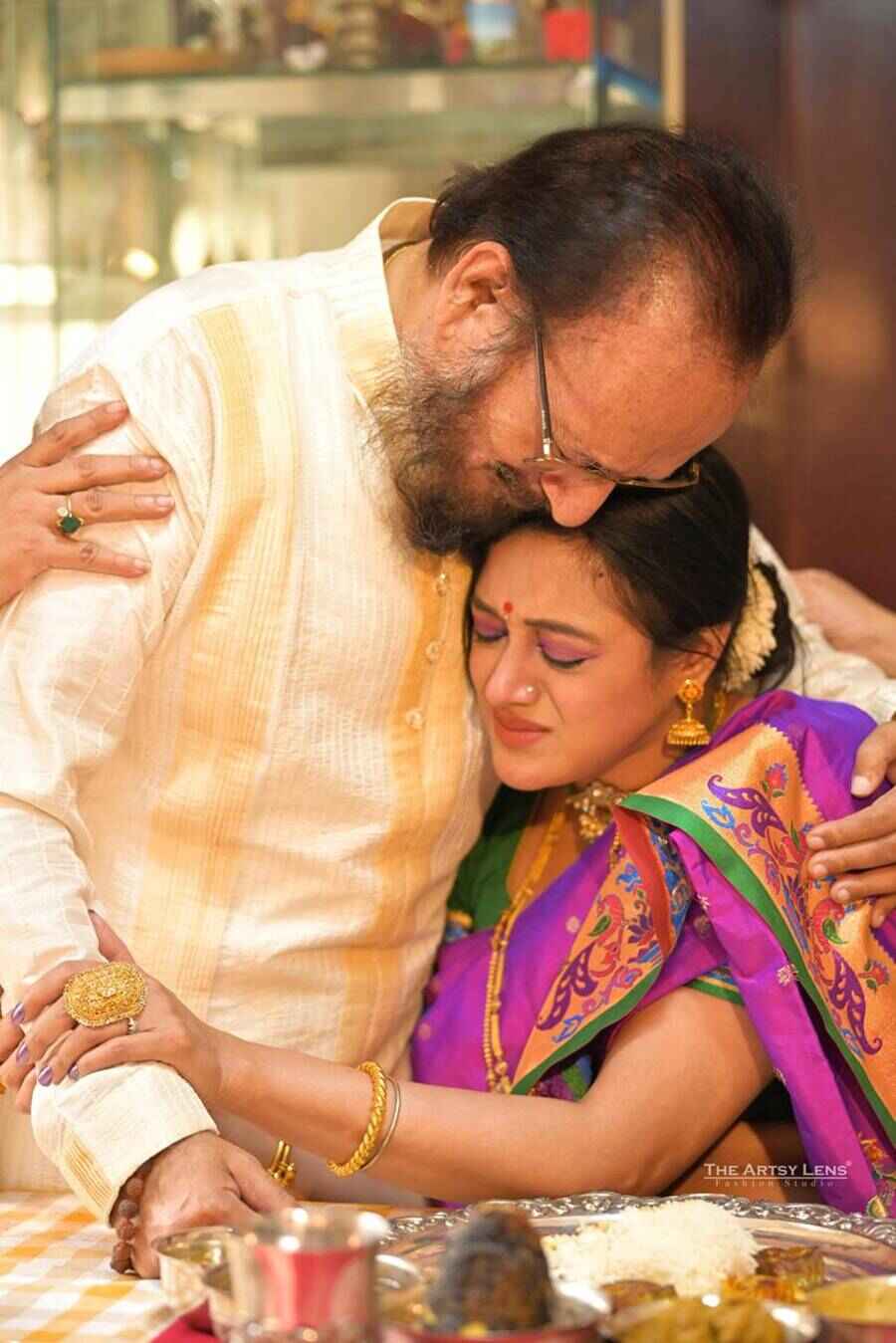 পিসি সরকার (জুনিয়র) এবং কন্যা মৌবনী।