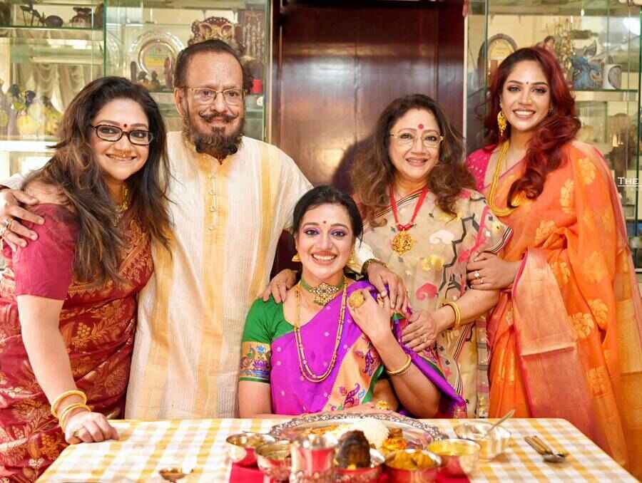 একসঙ্গে সরকার পরিবার।