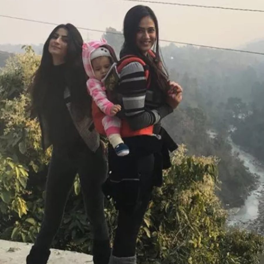 কন্যা এবং পুত্রের সঙ্গে শ্বেতা।