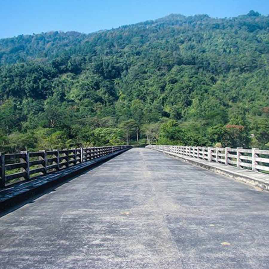 পাহাড় থাকলেও, জাঁকিয়ে ঠান্ডা পড়ে না। ঘুরে নিন বংকুলুং।