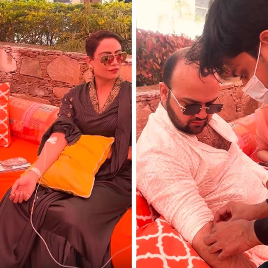  অতিথিদের আরামের যাতে কমতি না থাকে, সেজন্য সেখানে বিছানো হচ্ছে কার্পেট, গদি, তাকিয়া। 