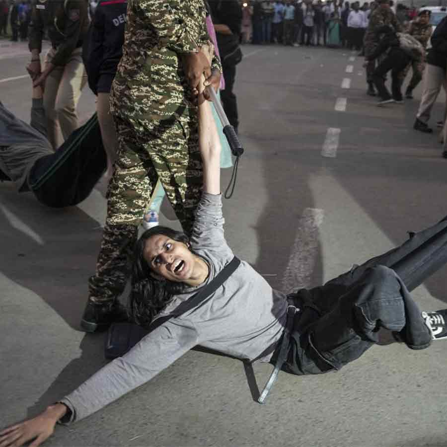 Fresh protests erupt at India Gate in Delhi over toxic air, cop injured in chilli spray attack, several detained dgtl
