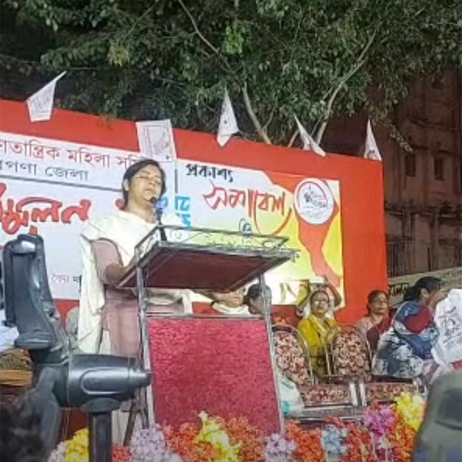 খড়দহে মহিলা সমিতির সম্মেলন শেষে সমাবেশে মীনাক্ষী মুখোপাধ্যায়।