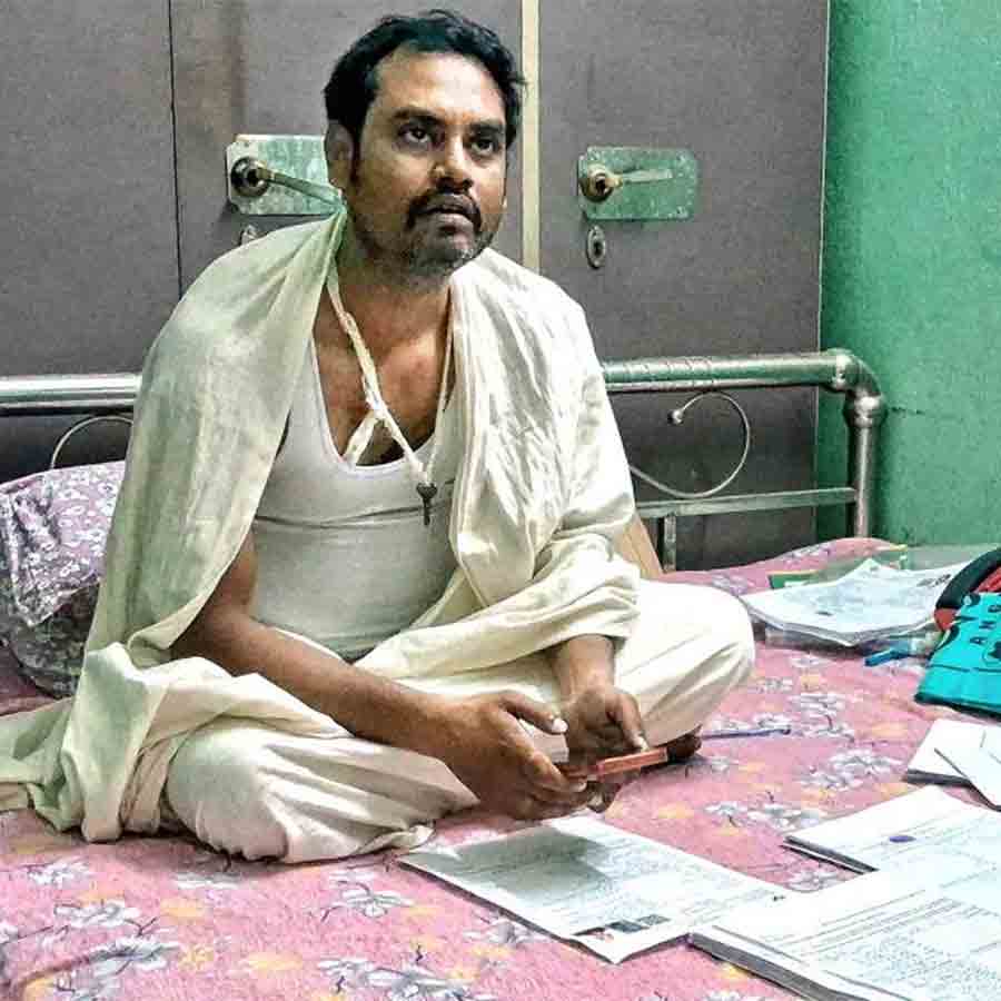 Responsibility first, says a teacher who lost his father but still did not stopped his BLO work