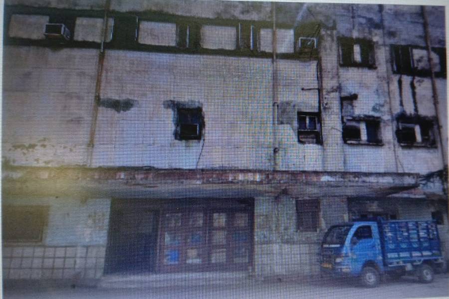 অতীতের অপেরা হাউজ় বন্ধ বহু বছর।