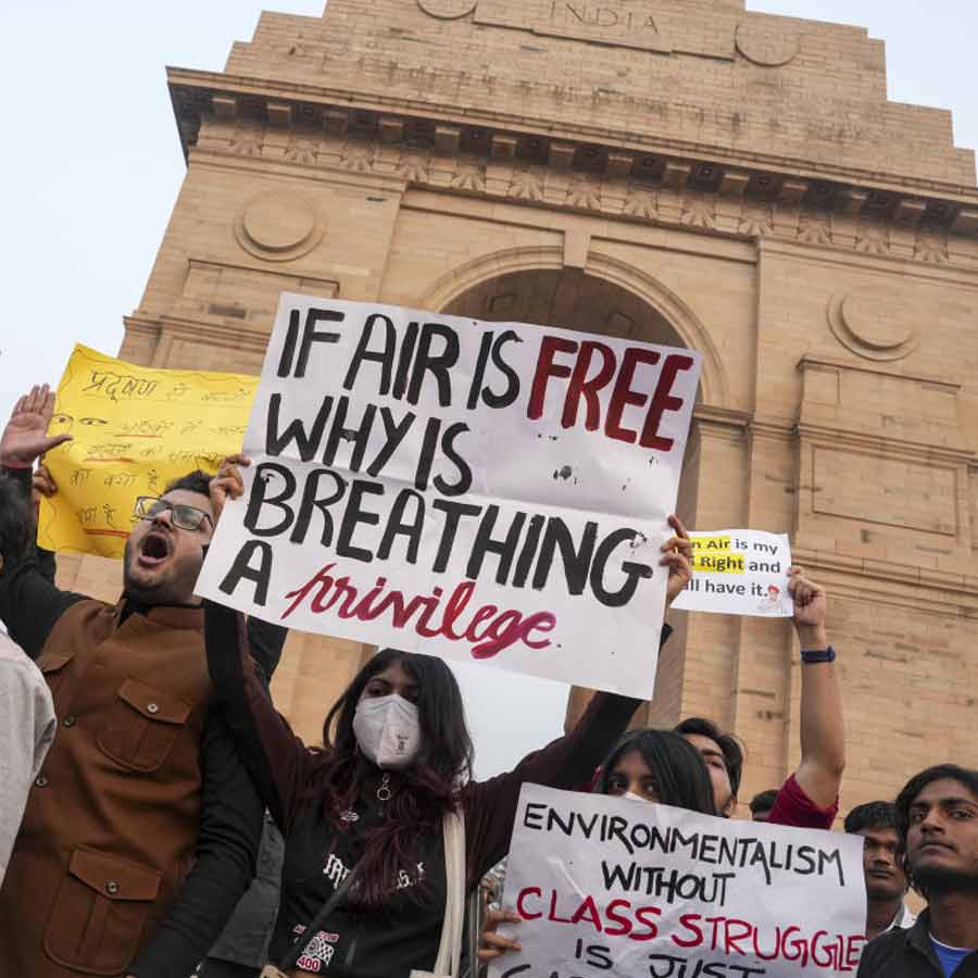 Several arrested as Delhi pollution protesters use Chilli and Paper spray on cops