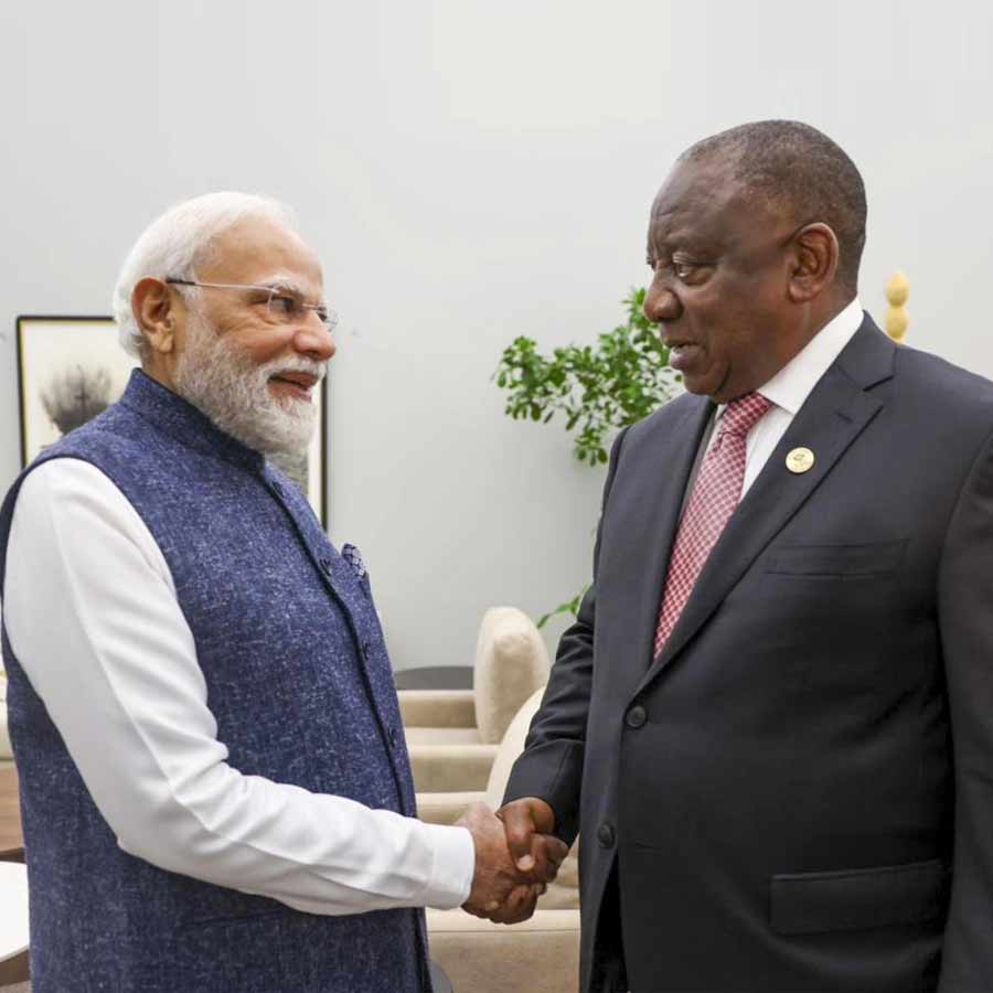 ভারতের প্রধানমন্ত্রী নরেন্দ্র মোদীর সঙ্গে দক্ষিণ আফ্রিকার প্রেসিডেন্ট সিরিল রমাফোসা।