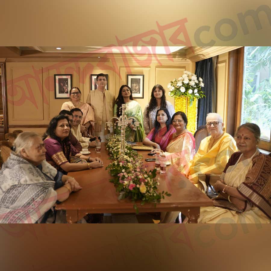পরিবারের সঙ্গে অন্তরা মিত্র এবং তাঁর হবু স্বামী। 