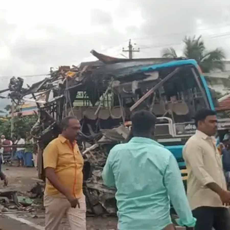 তামিলনাড়ুতে দু’টি বাসের মুখোমুখি সংঘর্ষ।
