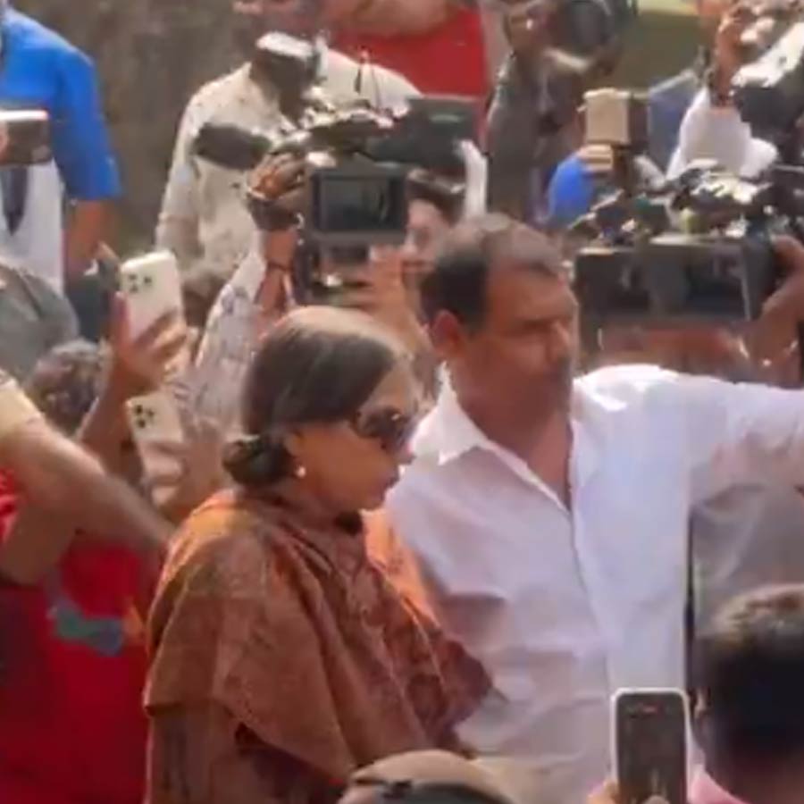 শ্মশানে পৌঁছোলেন শাবানা আজ়মি।