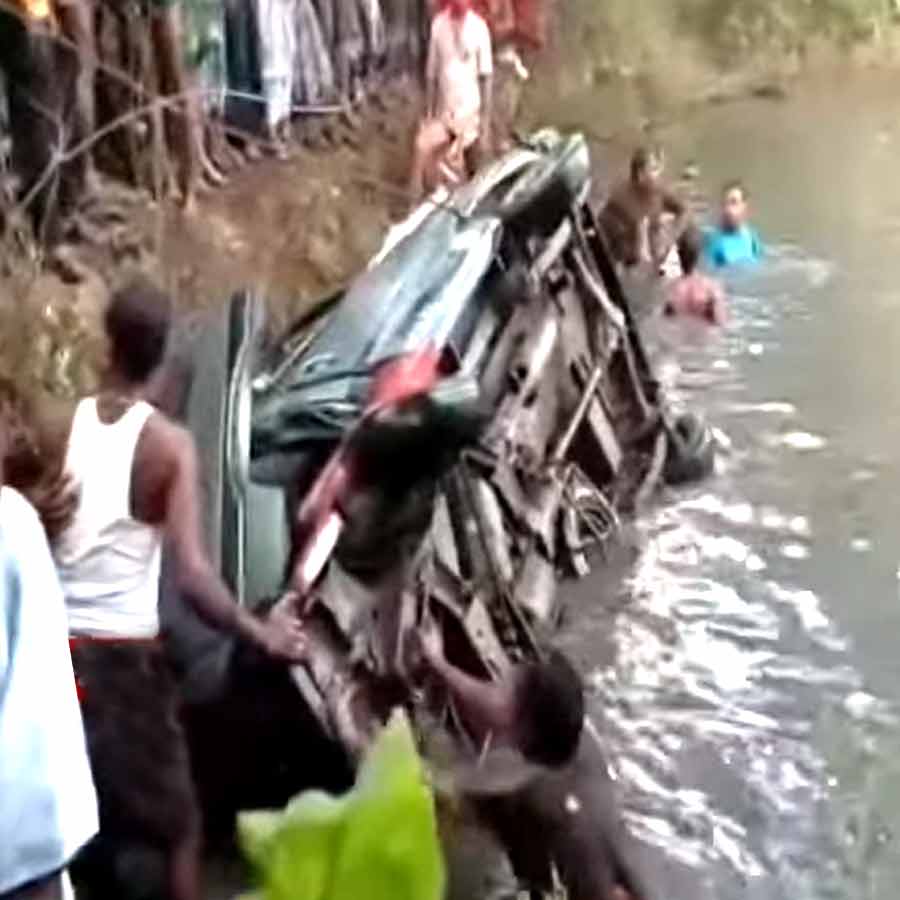 Several students have died after a poolcar looses control and falls into a pond in Uluberia dgtld