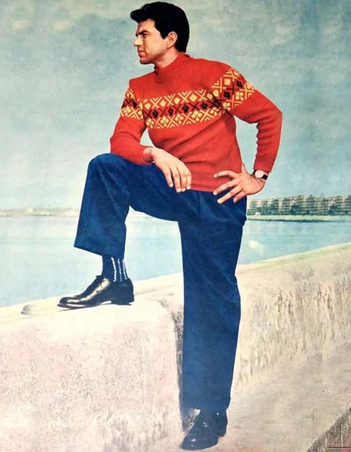 ঢোলা জিন্‌সের সঙ্গে হাইনেক সোয়েটার।