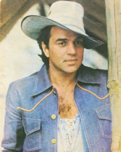 কাউবয় স্টাইল নিয়ে এসেছিলেন ধর্মেন্দ্র।