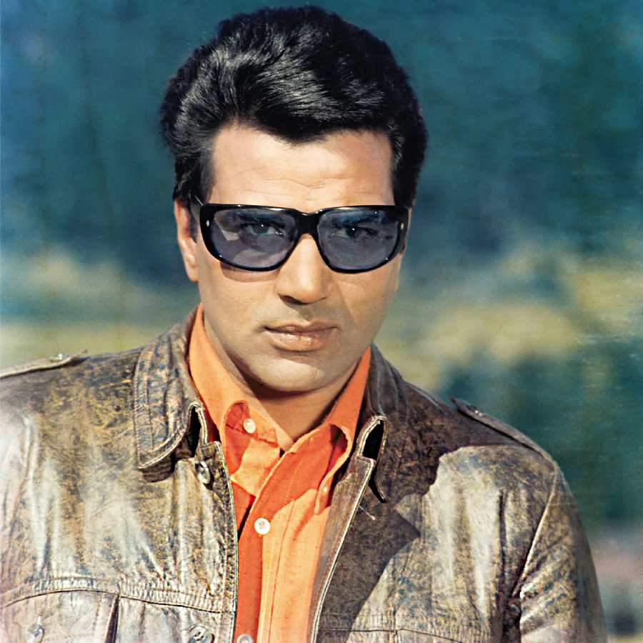 লেদার জ্যাকেট, সানগ্লাসে নায়ক। 