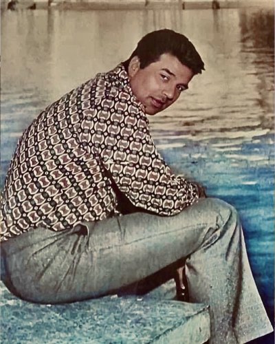 প্রিন্টেড শার্টের ফ্যাশন জনপ্রিয় করেছিলেন  ধর্মেন্দ্র। 