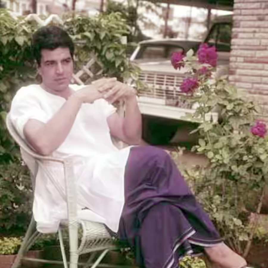 লুঙ্গি-কুর্তাতেও অনায়াস ধর্মেন্দ্র।