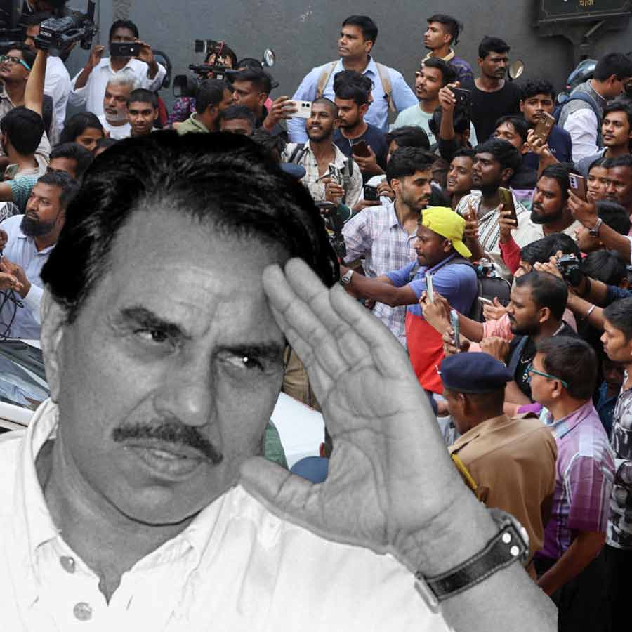 Female Fan Wishes To Burn Cash On Veteran Actor's Funeral Pyre after Dharmendra Demise dgtl