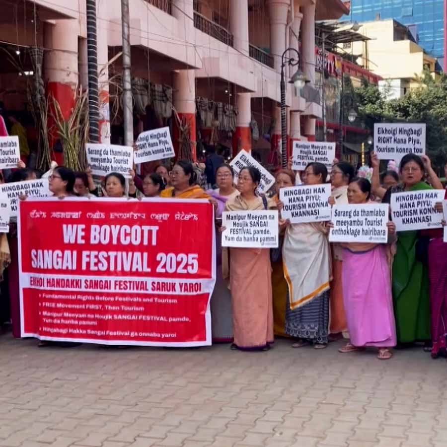 Displaced people clash with security forces in Manipur dgtl