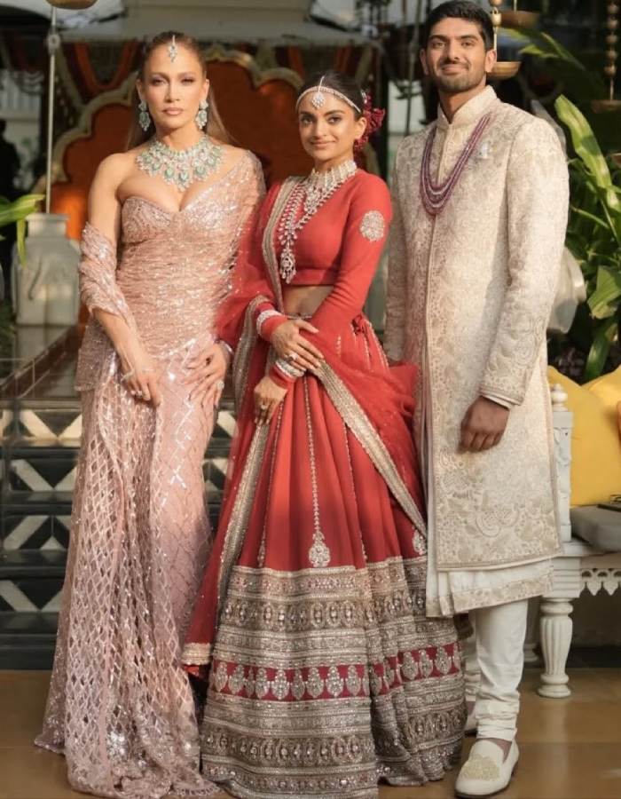 নব দম্পতি নেত্রা মান্টেনা আর ভামসি গাদিরাজুর সঙ্গে জেনিফার লোপেজ।