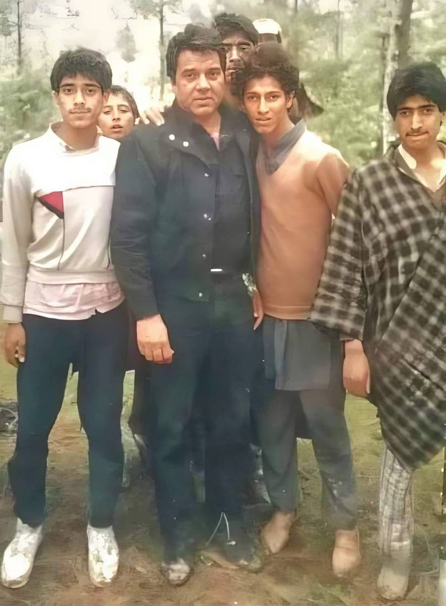 কাশ্মীরে শুটিংয়ের ফাঁকে স্থানীয়দের সঙ্গে ধর্মেন্দ্র।