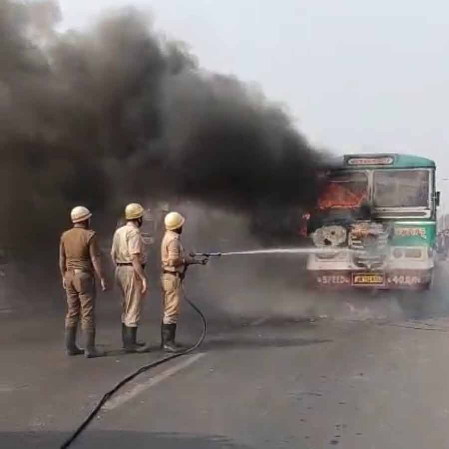 Fire breaks out in moving bus in Howrah’s Bally area